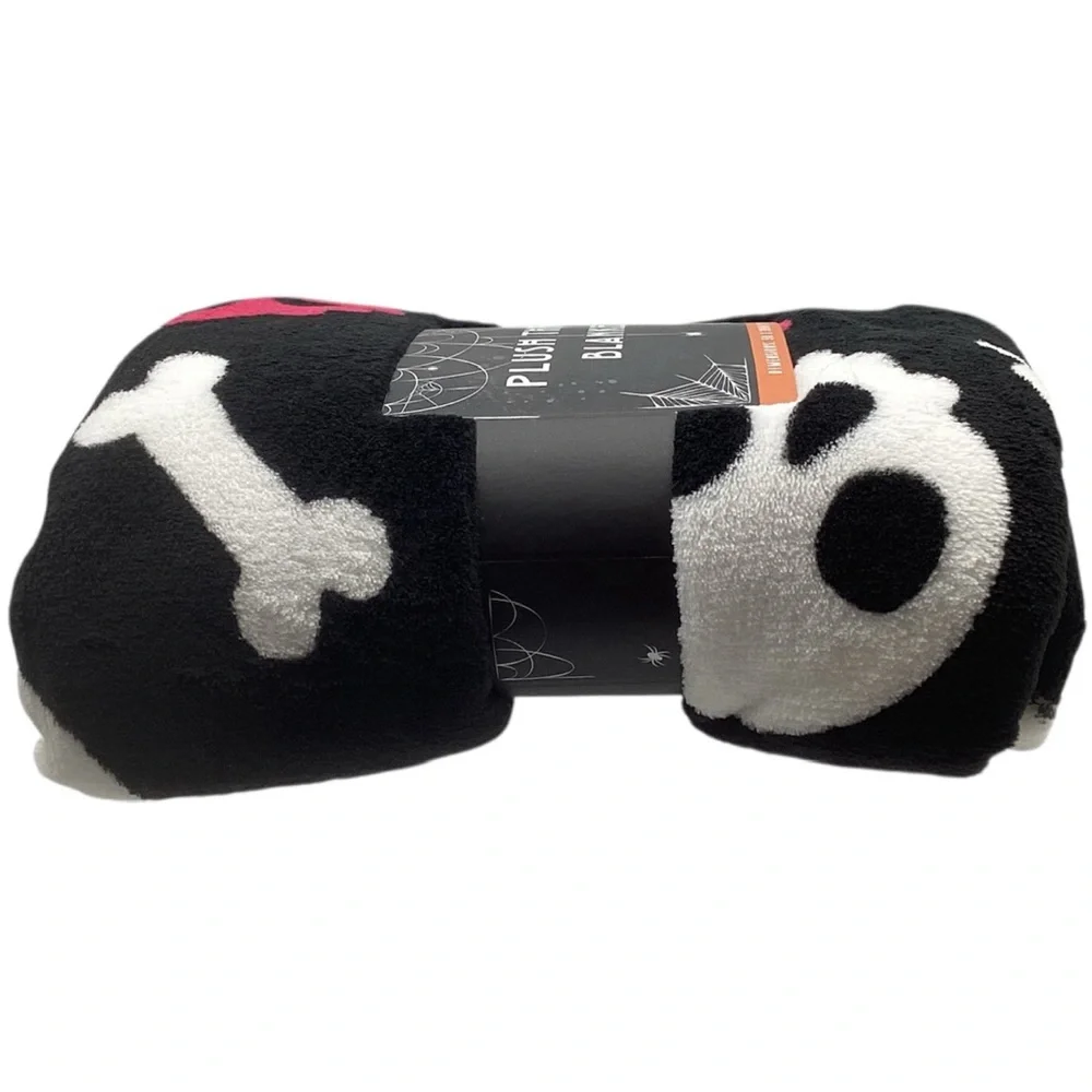 New View Gifts & Accessories Halloween “Skeleton” Print Throw Blanket (NWT)